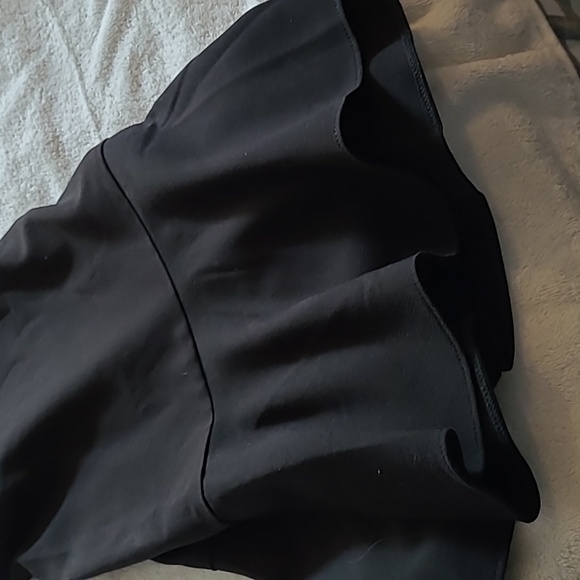 Women's skirt size 12 black lined. No signs of wear, rarely worn. - Picture 4 of 7